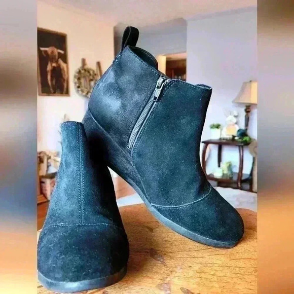 Toms Shoes - Tom's black zip up wedge ankle boots size 4